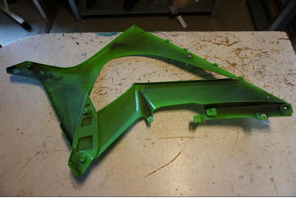 Höger sida på Sidkåpa från en Kawasaki ZX-10R -2011 motorcykel.