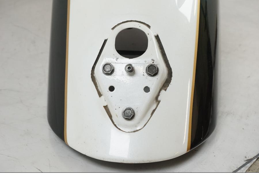 Höger sida på <p>Bakskärm till Triumph Rocket III Touring.</p>

<p>En mindre repa finns se bild.</p> motorcykel.