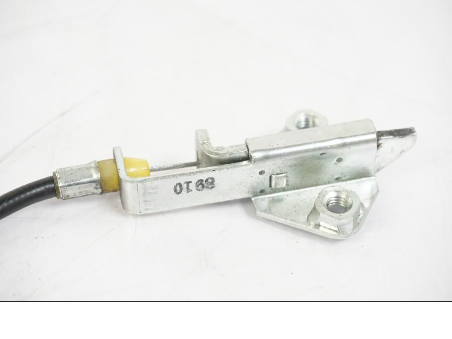 Snett uppifrån på Sadellåsmekanism från en Kawasaki ZZ-R 1400 -2009 motorcykel.