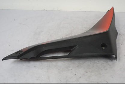 Baksidan på Sidopanel från en Yamaha YZF-R 125 -2008 motorcykel.