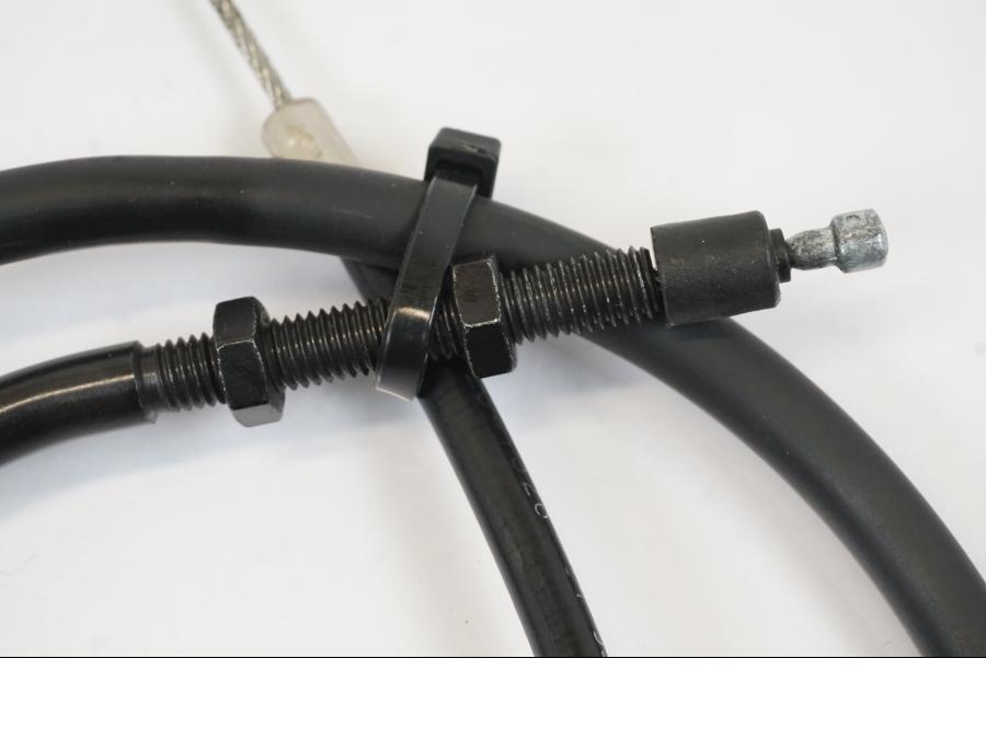 Snett uppifrån på Kopplingsvajer från en Triumph Trident -2021 motorcykel.