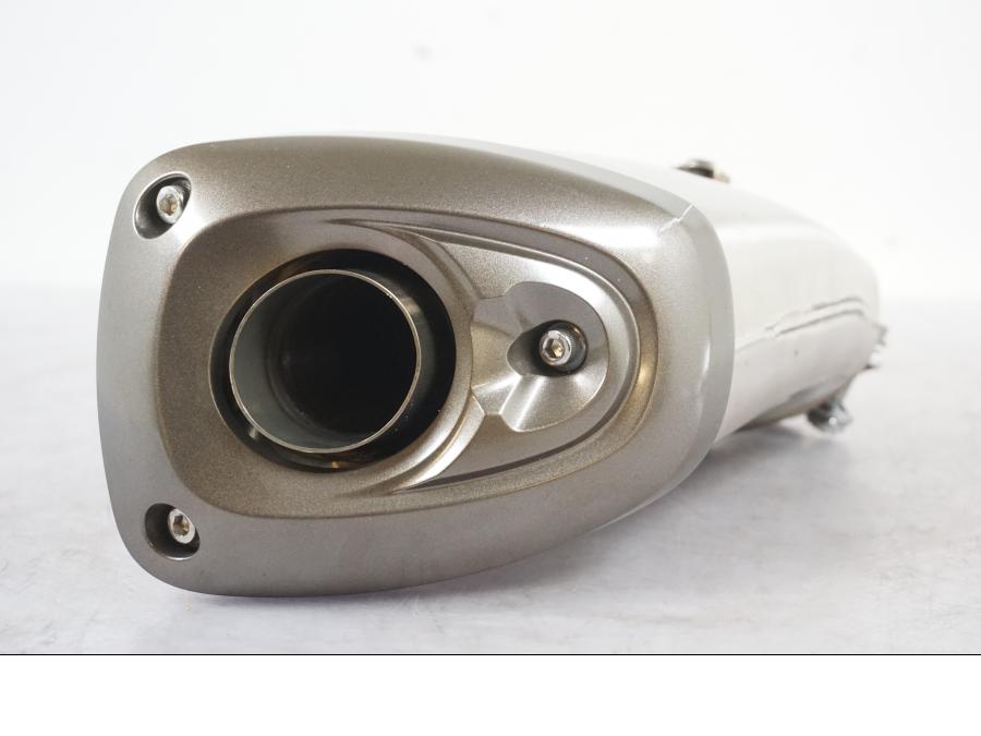 Vänster sida på Ljuddämpare från en Suzuki GSX-S 1000 -2019 motorcykel.