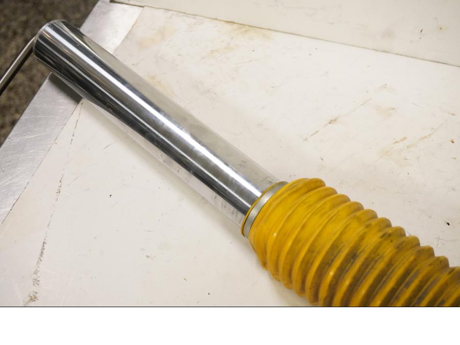 Vänster sida på Gaffelben från en Suzuki DR 650 -1998 motorcykel.