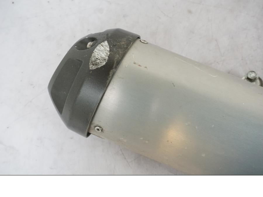 Höger sida på Avgassystem från en Yamaha YZF-R 125 -2009 motorcykel.