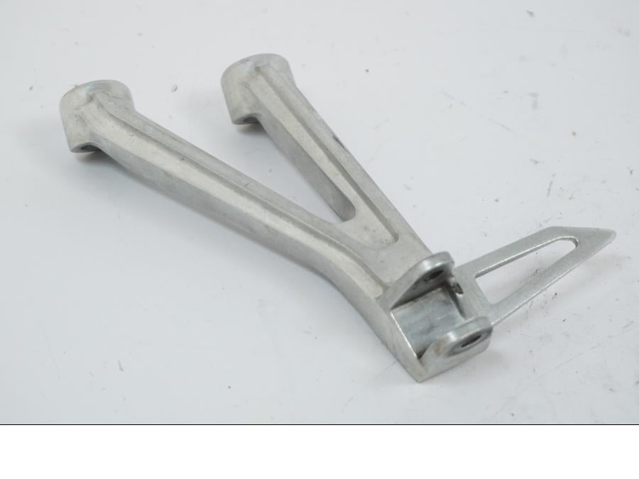 Baksidan på Fotpinnefäste från en Honda CB 650 R -2019 motorcykel.