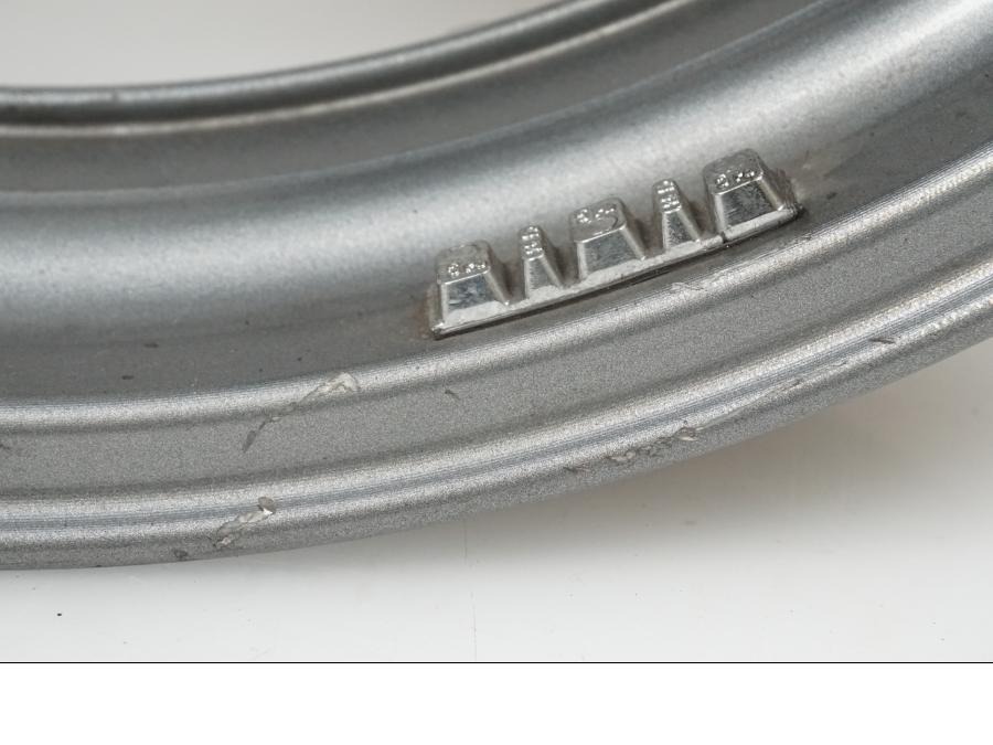 Snett nerifrån på Fälg från en Yamaha XJ 900 -1997 motorcykel.