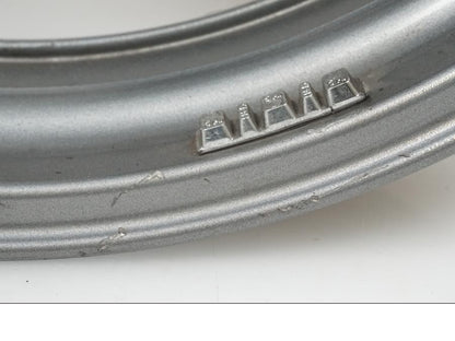 Snett nerifrån på Fälg från en Yamaha XJ 900 -1997 motorcykel.