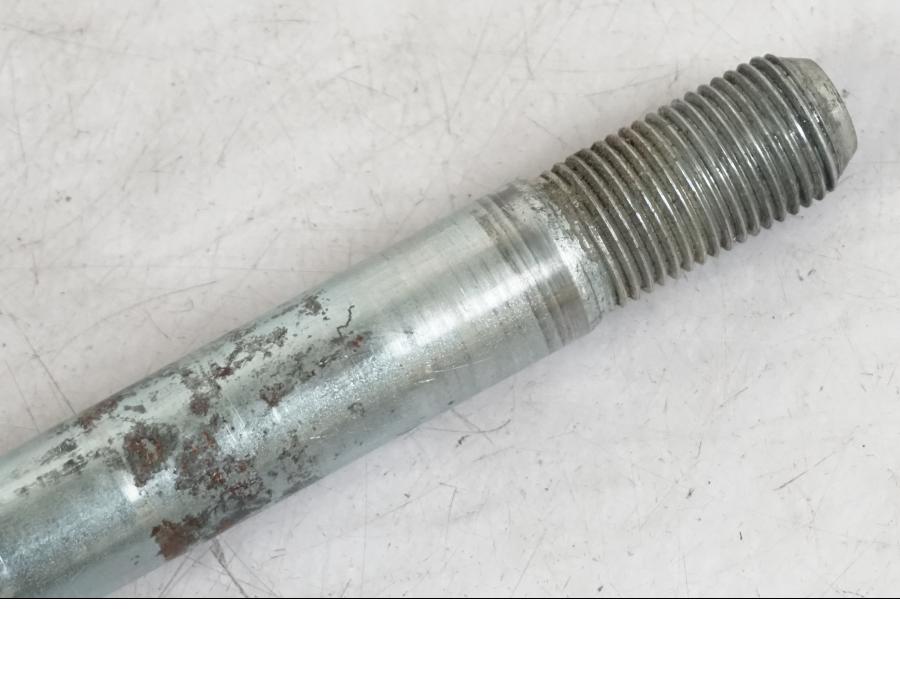 Baksidan på Axel från en Suzuki SV 650 -1999 motorcykel.