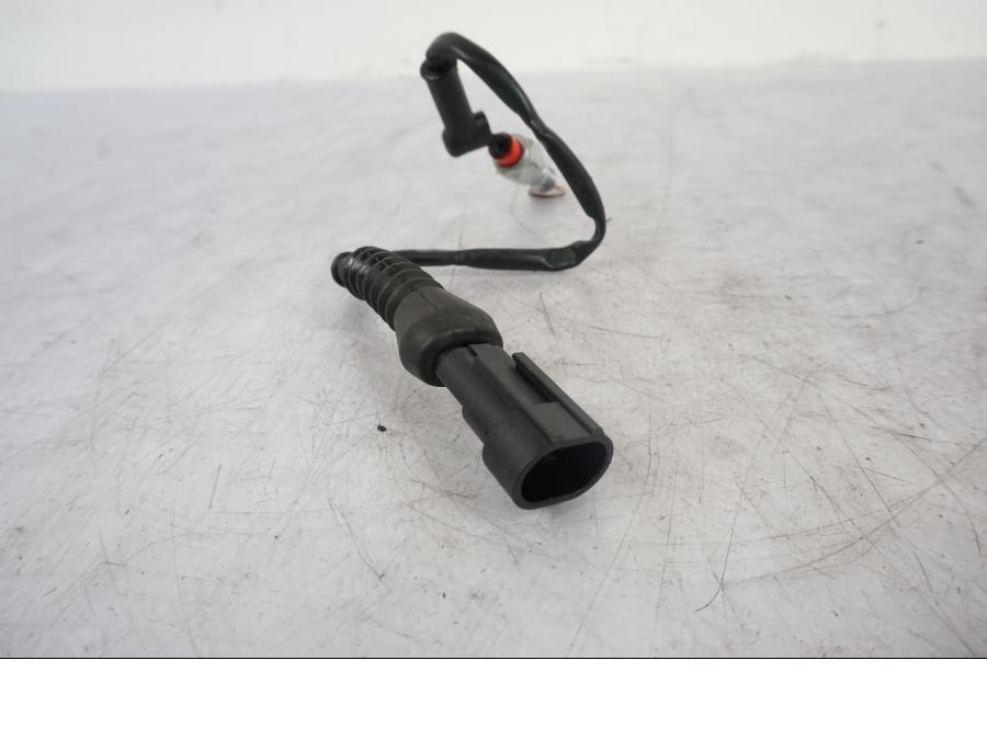 Baksidan på Bromsljuskontakt från en KTM 1290 Super Duke R -2021 motorcykel.