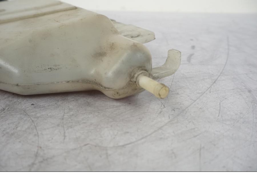 Vänster sida på Vattenexpansionskärl från en Suzuki GSX-R 1000 -2005 motorcykel.