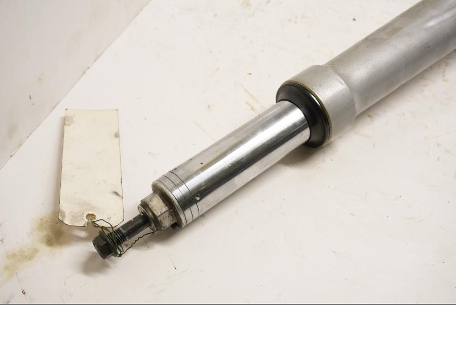 Vänster sida på Gaffelben från en BMW R 1150 RT -2003 motorcykel.