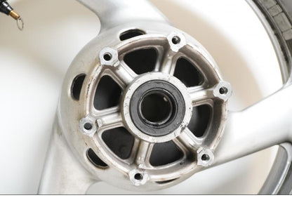 Baksidan på Fälg från en Yamaha YZF 1000 R -1999 motorcykel.