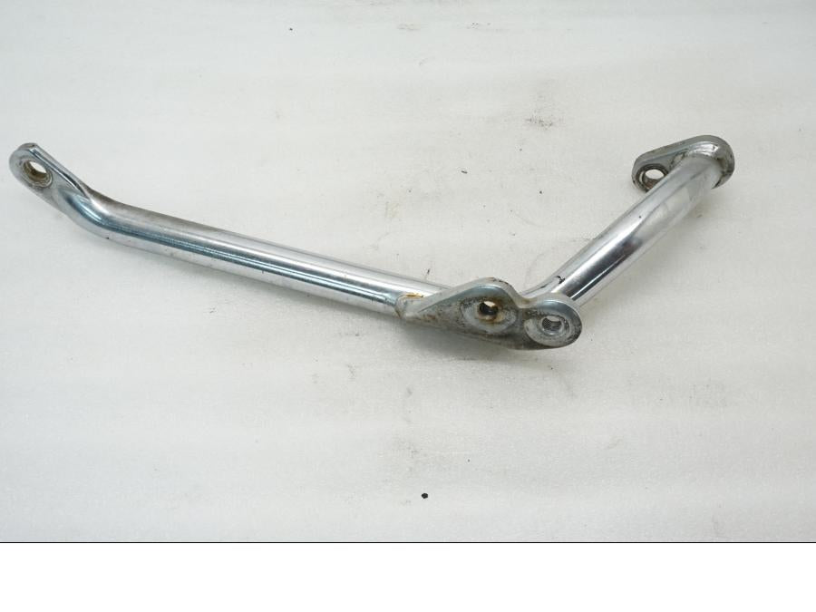 Framsidan på Fotpinnefäste från en Yamaha XV 1100 -1997 motorcykel.