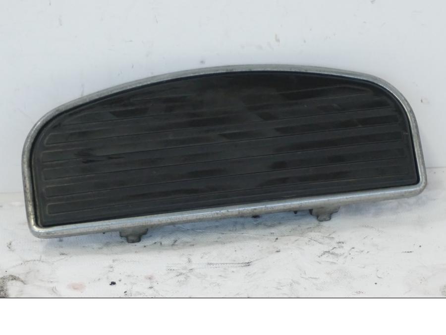 Framsidan på Fotplatta från en Kawasaki VN 1500 -1996 motorcykel.