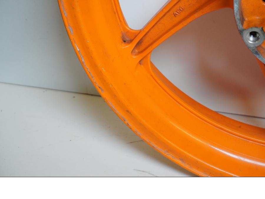 Extrabild4 på Fälg från en Honda CBR 125 R -2011 motorcykel.