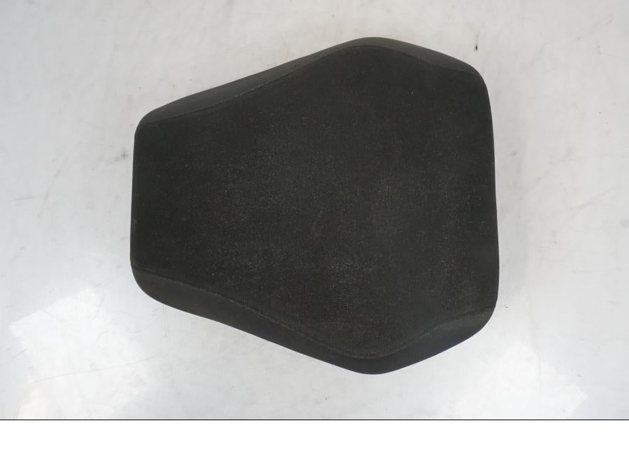 Snett nerifrån på Sadel från en KTM 1290 Super Duke R -2021 motorcykel.