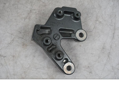 Vänster sida på Fotpinnefäste från en Yamaha MT-09 -2024 motorcykel.