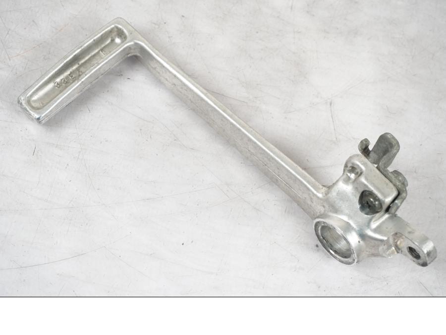 Snett uppifrån på Bromspedal från en Suzuki SV 650 -1999 motorcykel.