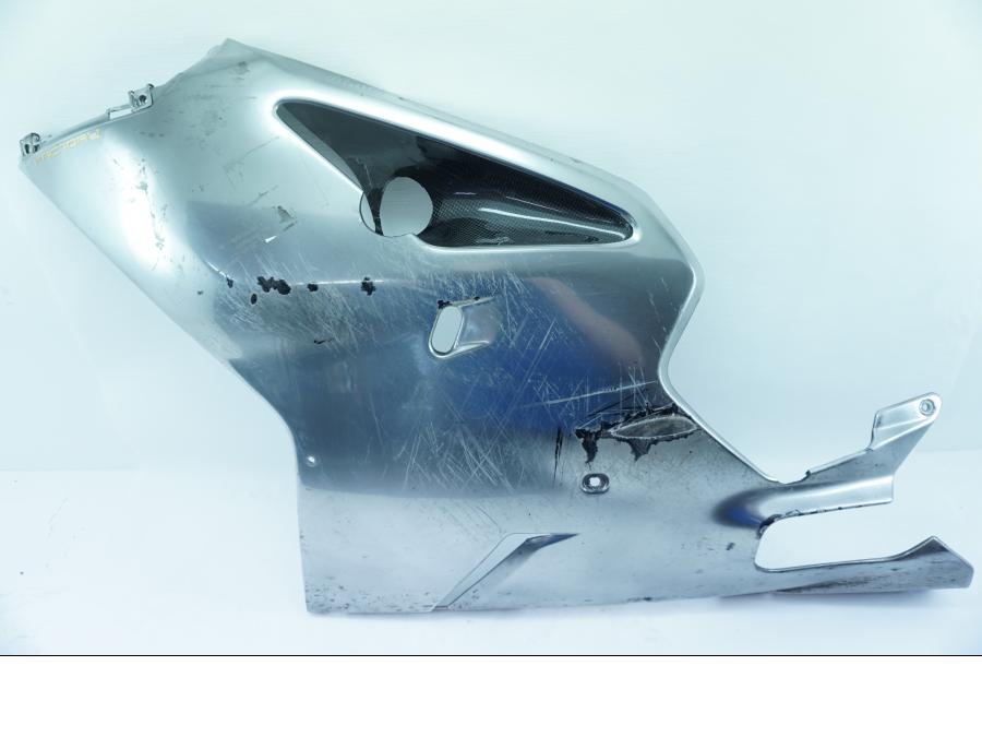 Framsidan på Sidkåpa från en Aprilia RSV 1000 -2004 motorcykel.