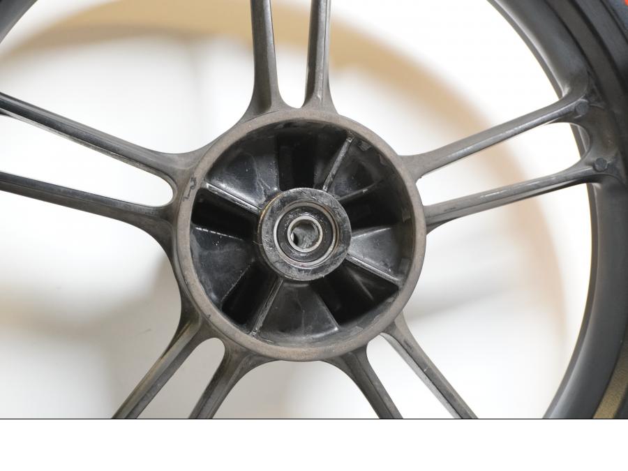 Baksidan på Fälg från en Yamaha YZF-R 125 -2009 motorcykel.