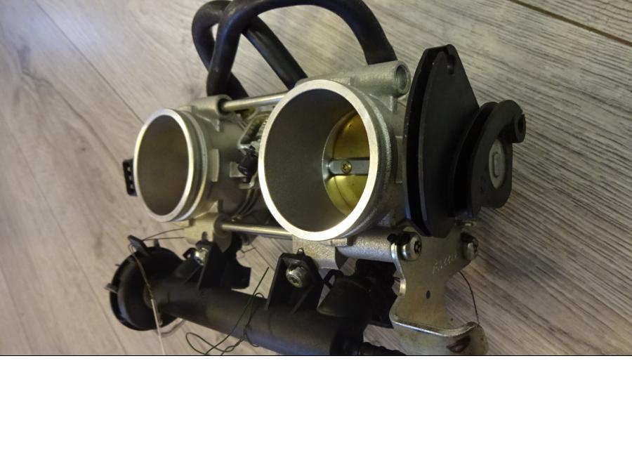 Snett nerifrån på Spjällhus från en BMW F 800 GT -2015 motorcykel.