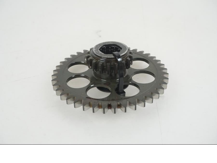 Framsidan på Kamkedjedrev från en KTM 1290 Super Duke R -2021 motorcykel.