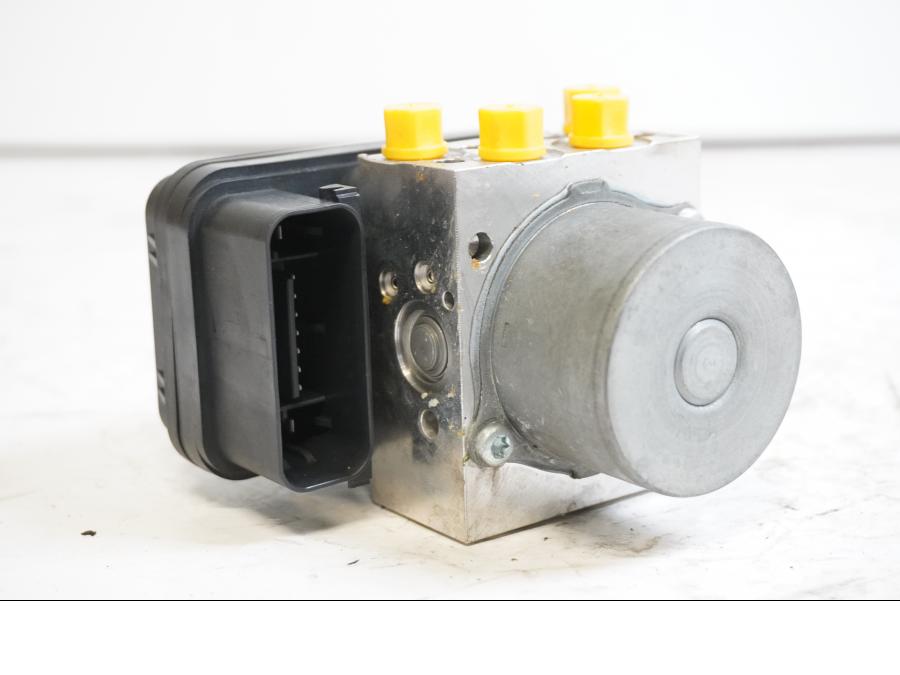 Framsidan på ABS Modulator från en Yamaha MT-07 -2014 motorcykel.