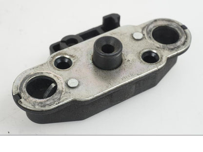 Vänster sida på Sadellåsmekanism från en Suzuki GSX-R 1000 -2007 motorcykel.