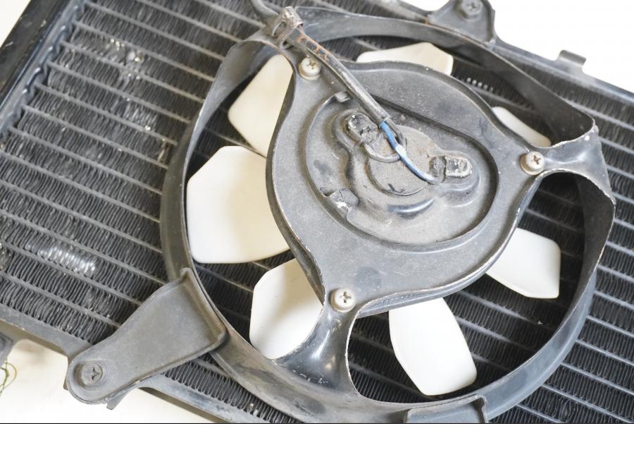 Höger sida på Vattenkyl från en Kawasaki ZXR 750 -1989 motorcykel.