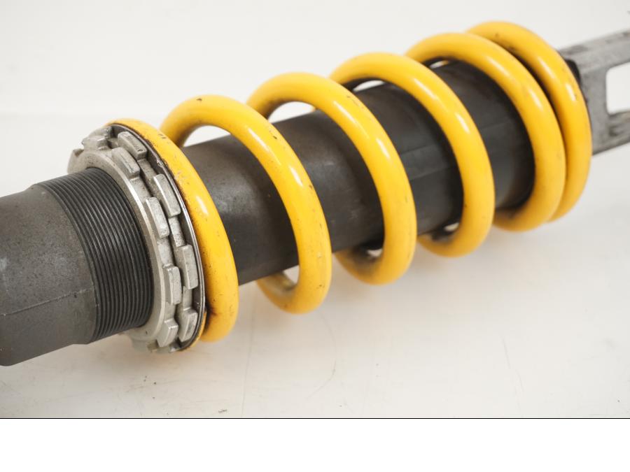 Snett nerifrån på Stötdämpare från en Suzuki GSX-R 1000 -2006 motorcykel.