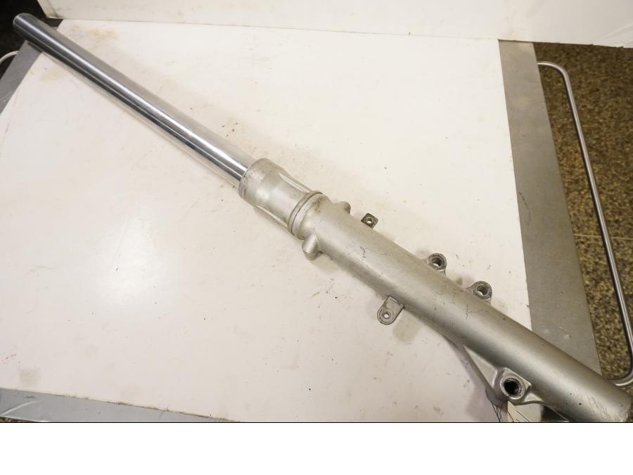 Framsidan på Gaffelben från en Suzuki DR 800 S -1992 motorcykel.