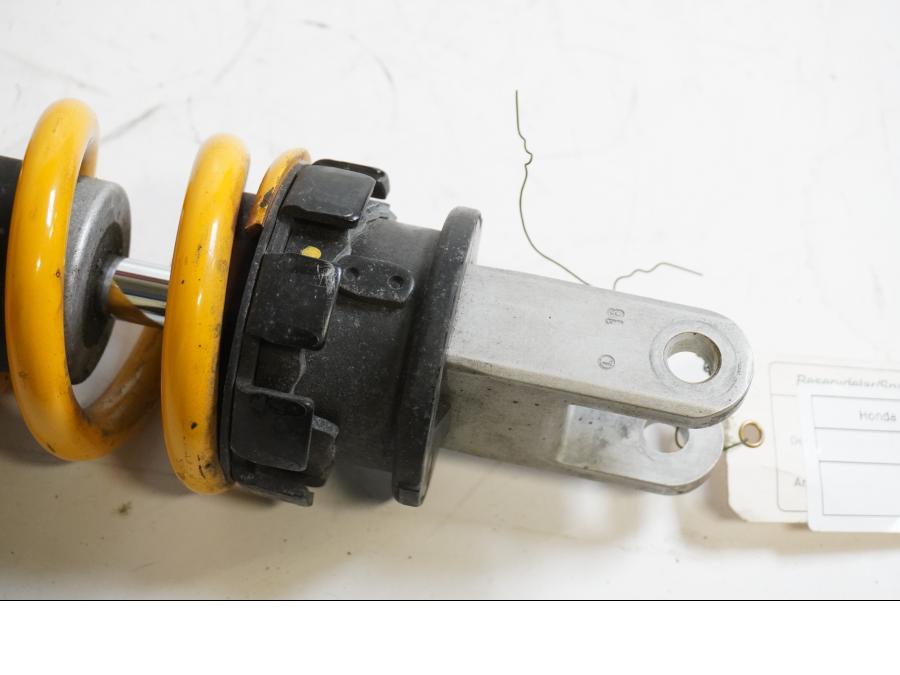 Snett nerifrån på Stötdämpare från en Honda CBR 1000 RR -2004 motorcykel.