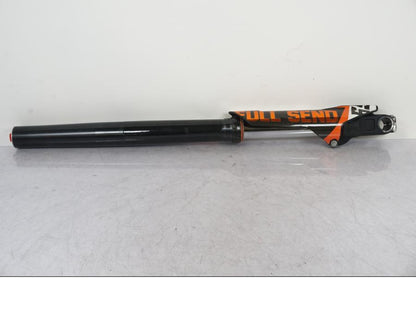 Vänster sida på Gaffelben från en KTM 690 SMCR -2020 motorcykel.