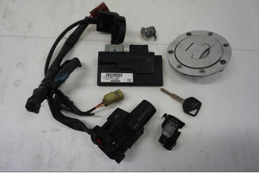 Baksidan på Låssats från en Honda XL 1000 V -2008 motorcykel.