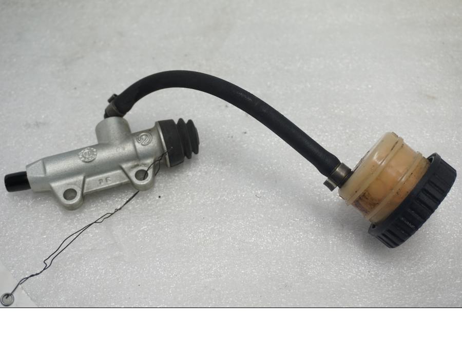 Framsidan på Bromshuvudcylinder från en BMW K 1300 R -2011 motorcykel.