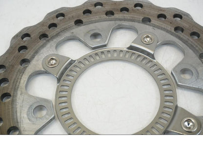 Snett nerifrån på Bromsskiva från en Kawasaki ER-6F -2016 motorcykel.