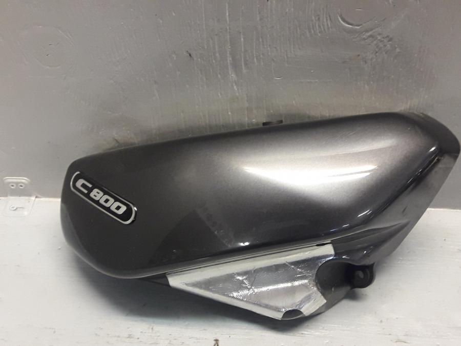 Framsidan på Sidopanel från en Suzuki VL 800 -2009 motorcykel.