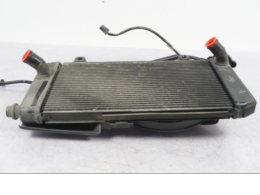 Höger sida på Vattenkyl från en Yamaha XT 1200 Z -2011 motorcykel.