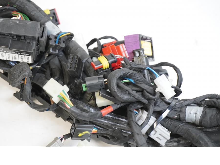 Höger sida på Kabelstam från en Aprilia Tuono V4R -2018 motorcykel.