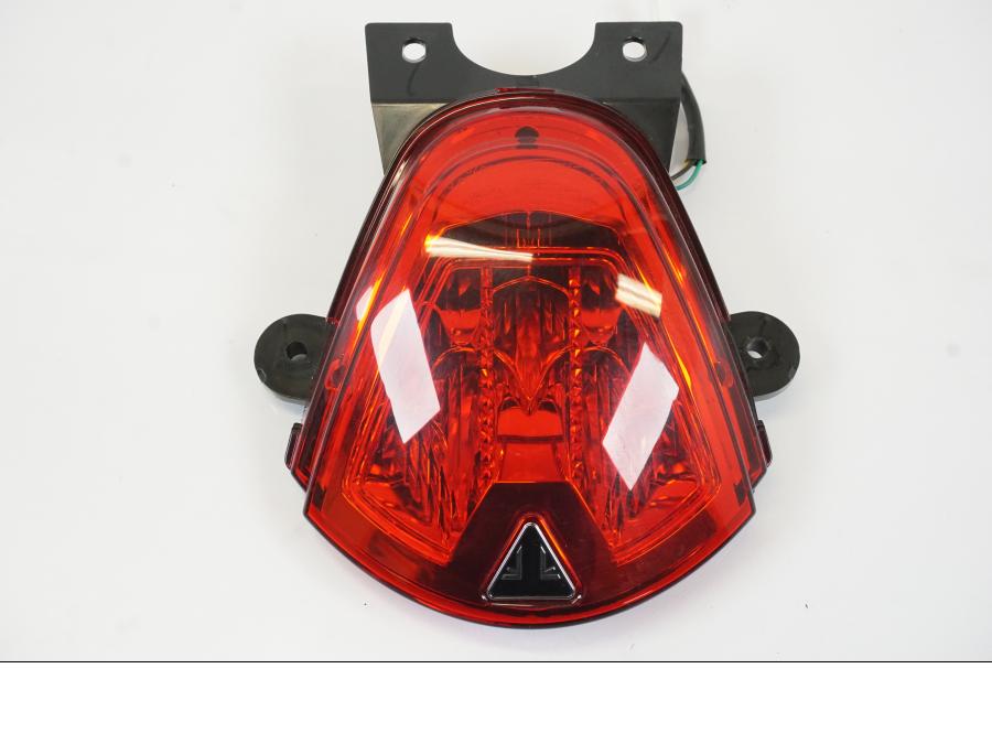 Vänster sida på Baklampa från en Triumph Trident -2021 motorcykel.