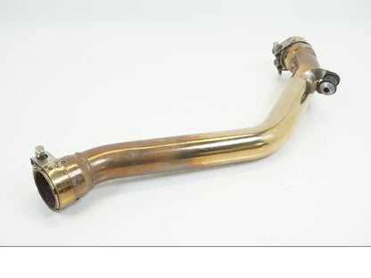 Baksidan på Mellanrör från en Triumph Daytona 675 -2010 motorcykel.