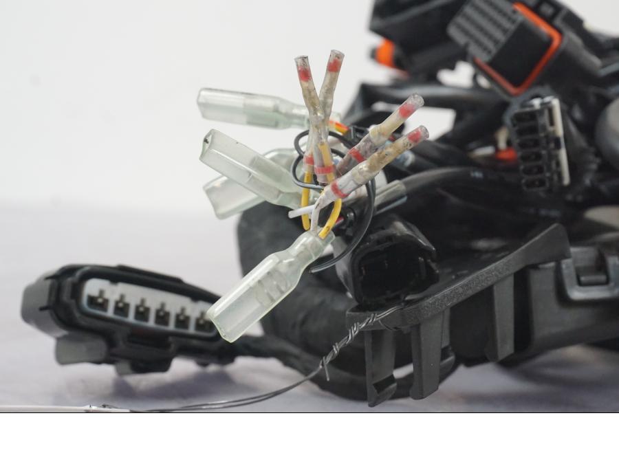 Baksidan på Kabelstam från en KTM 1290 Super Duke R -2022 motorcykel.