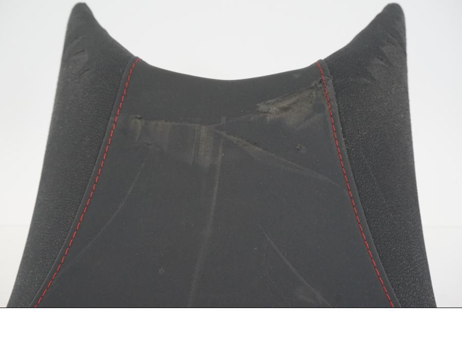 Vänster sida på Sadel från en Ducati Hyperstrada -2013 motorcykel.