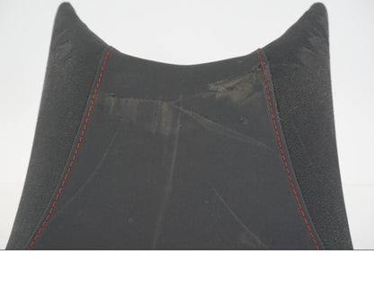 Vänster sida på Sadel från en Ducati Hyperstrada -2013 motorcykel.