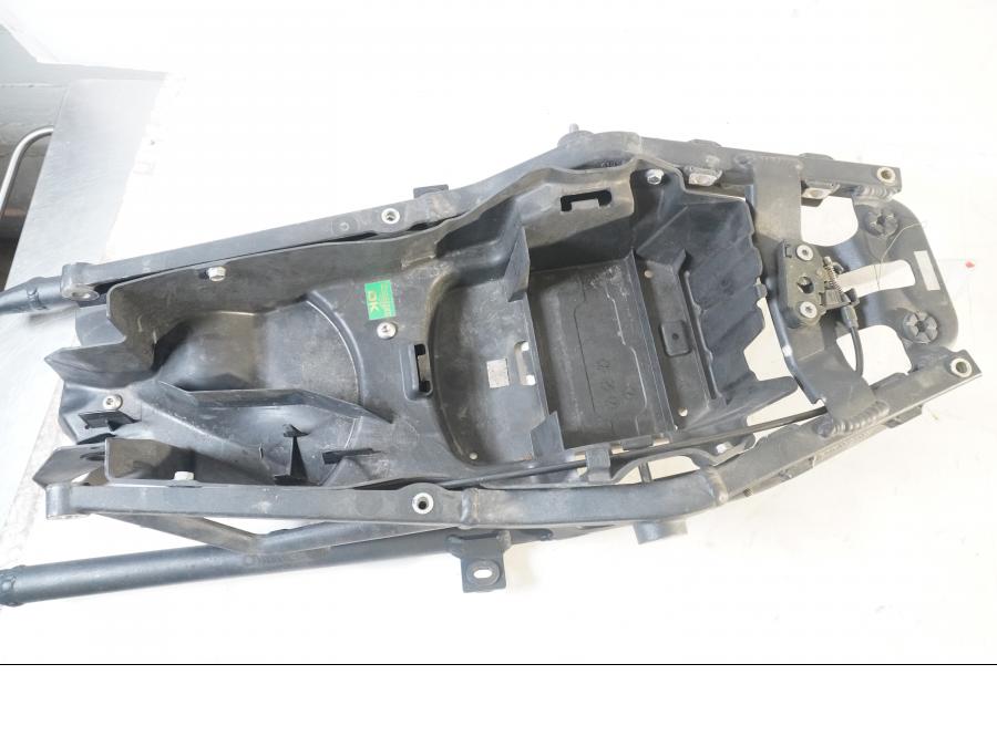 Vänster sida på Bakram från en Triumph Street Triple R -2009 motorcykel.