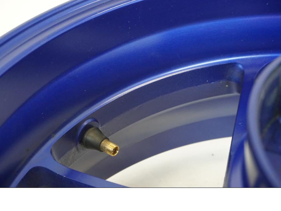 Snett uppifrån på Fälg från en Yamaha MT-09 -2021 motorcykel.