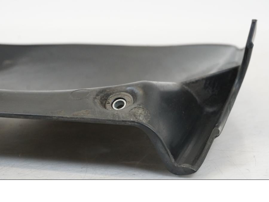 Snett uppifrån på Svingskärm från en Aprilia Tuono V4R -2011 motorcykel.