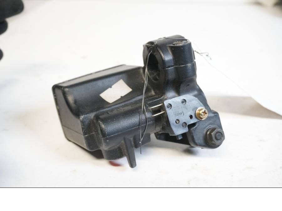 Baksidan på Bromshuvudcylinder från en Kawasaki ZR-7 -2002 motorcykel.