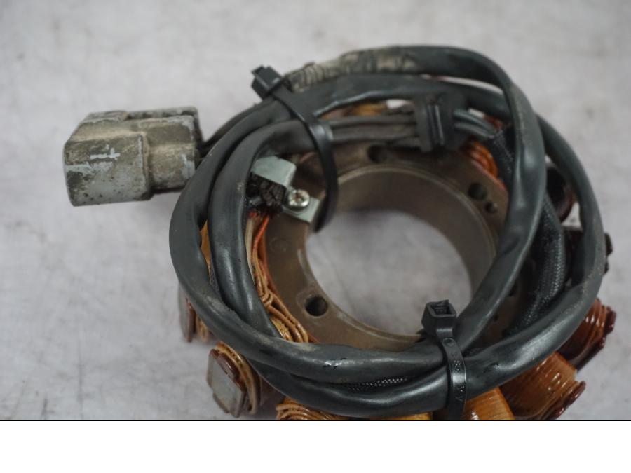 Snett nerifrån på Generator från en Triumph Tiger Explorer -2016 motorcykel.