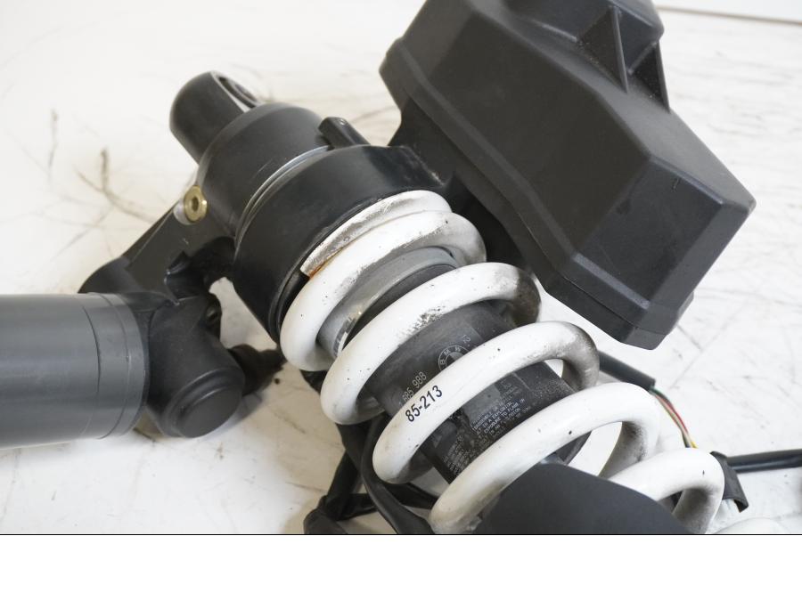 Vänster sida på Stötdämpare från en BMW K 1200 R Sport -2007 motorcykel.